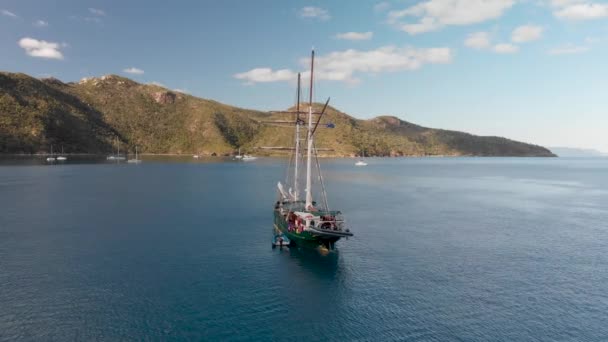 Vieux Voilier Approchant Archipel Des Îles — Video