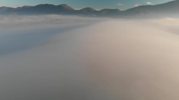 Vista Aérea Montañas Rodeadas Niebla Descendiendo Con Dron — Vídeo de stock