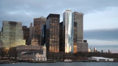 Manhattan siluetinin cruise ship den, New York City görüldüğü gün batımında