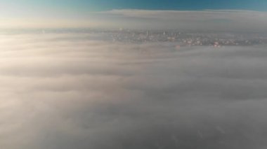 Sis, havadan görünümü üzerinde yaklaşan şehir