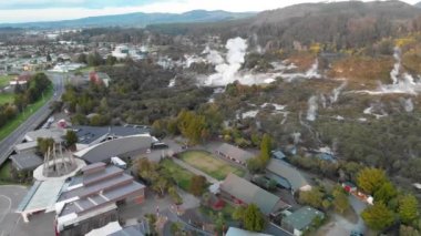 Rotorua 'da aktif gayzerlerle Te Puia Ulusal Parkı. Kışın hava manzarası