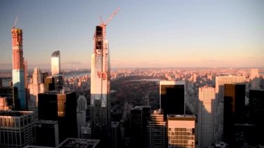 New York City - 4 Aralık 2018: Hava panoramik Central Park bir çatı üzerinden gün batımında. New York her yıl 50 milyon kişi çekiyor