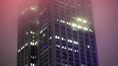 New York City - 4 Aralık 2018: Empire State Binası, gece, sis tarafından çevrili. New York şehrinin bir simge yoktur