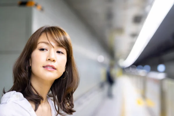 Junge Pendlerin Wartet Auf Dem Bahnsteig Auf Die Bahn — Stockfoto