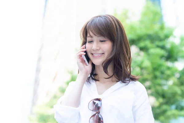 Glimlachend Aziatische Vrouw Met Smartphone Staan Straat — Stockfoto