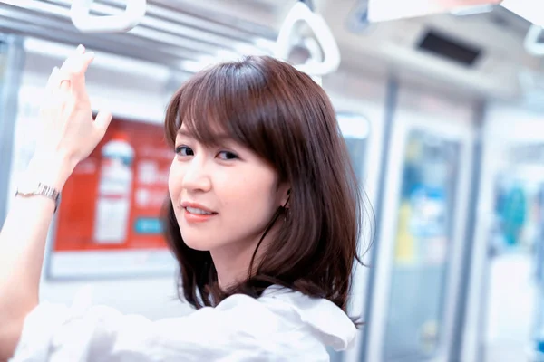 Banlieusard Femme Japonaise Dans Métro Tokio Tenant Main Intérieur Wagon — Photo