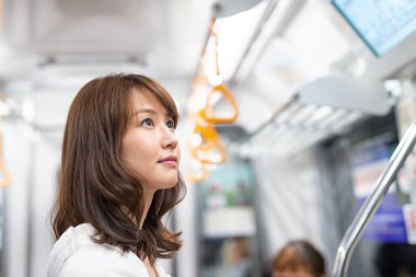 Gidip çalışmak için. Genç işkadını metro seyahat. 