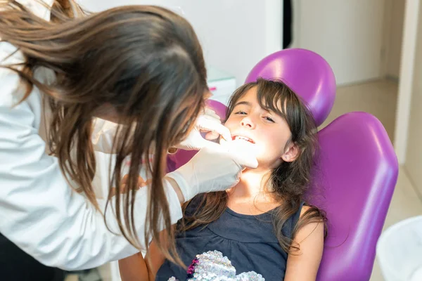 Diş Kontrolü Modern Bir Ofiste Küçük Kızın Dişlerini Inceleyen Diş — Stok fotoğraf