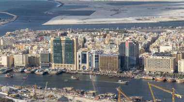 Dubai - Aralık 2016: Güneşli bir günde Dubai Creek boyunca binalar. Dubai Birleşik Arap Emirlikleri büyük şehir olduğunu.