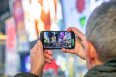 Times Square smartphone ile gece fotoğraflarını adam