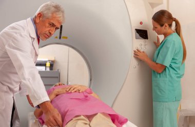 Hastanenin kliniğinde tıbbi tarama yapılıyor.