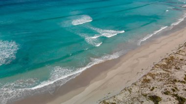Pennington Bay güneşli bir günde, Kanguru Adası. Kristal berraklığında suları, Avustralya ile güzel Beach havadan görünümü.