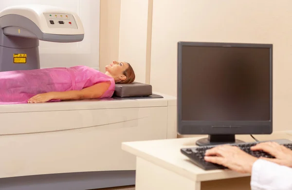 Patiënt Die Een Medische Scan Ondergaat Een Ziekenhuis — Stockfoto