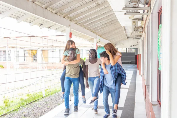 Tieners Buiten School Genieten Van Het Leven Meeliften — Stockfoto