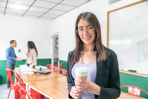 Scène Bureau Avec Jeunes Collègues Heureux Pour Nouvel Emploi — Photo