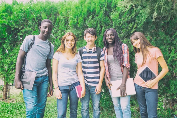 Groupe Multi Ethnique Adolescents Profitant Vie Plein Air — Photo
