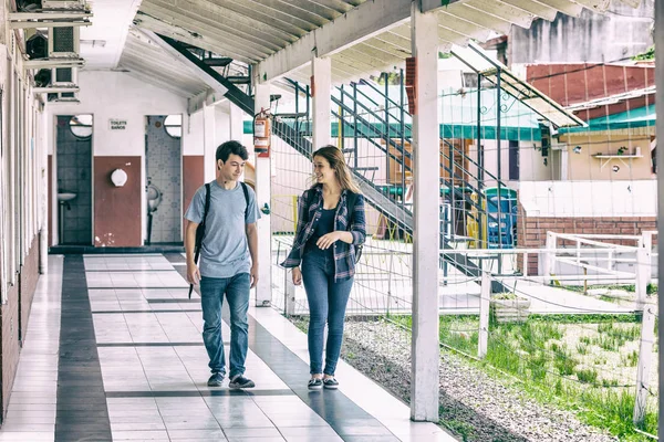 Coppia Amici Scuola Che Parlano All Aperto — Foto Stock