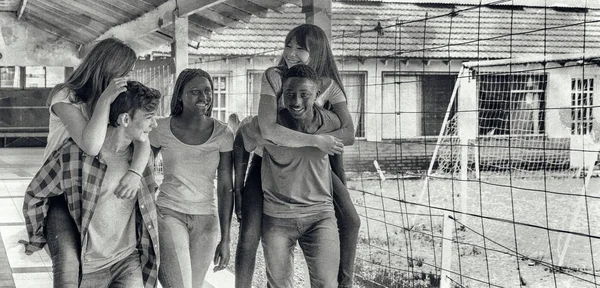 Adolescentes Livre Escola Desfrutando Vida Piggybacking — Fotografia de Stock