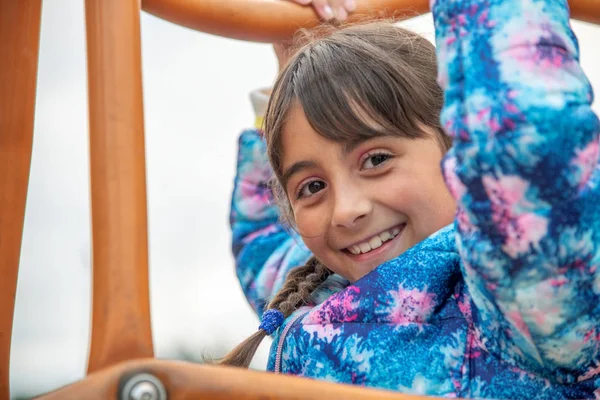 Fröhliches Mädchen Lächelt Und Genießt Den Spielplatz — Stockfoto