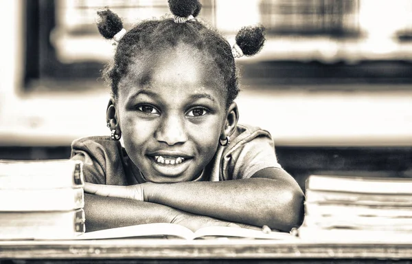 Glad Afrikansk Flicka Skolan Hennes Skrivbord — Stockfoto