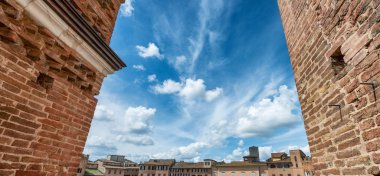 Güneşli bir günde Siena, Piazza del Campo 'nun harika hava manzarası.
