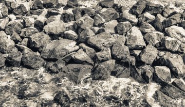 Kayaların üzerinde güzel bir tropikal plaj.