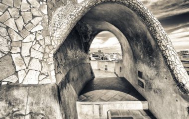 Barcelona - 14 Mayıs 2018: Klasik şehir mimarisi bir bahar gününde. Barcelona her yıl 10 milyon turist çeken.