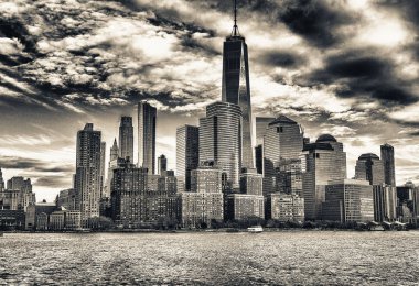 Şehir nehir, New York'un Manhattan manzarası gün batımı görünümü.