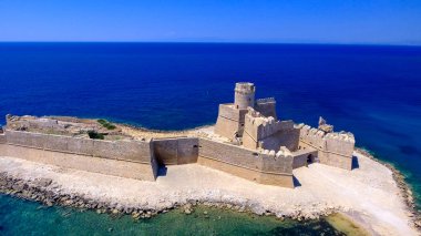 Le Castella Aragonca kale havadan görünümü açısından dron, Calabria.