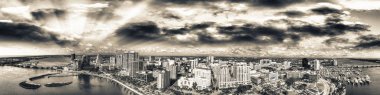 Gün batımında, Florida - ABD West Palm Beach siluetinin panoramik havadan görünümü.