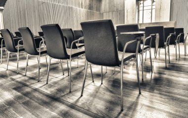 Satır bir modern toplantı odasında sandalye.