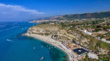 Tropea gün batımında, İtalya. Drone üzerinden havadan görünümü.