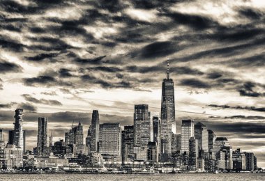 Şehir Manhattan gökdelenler olarak yolculuk gemide görüldüğü gibi şafak.