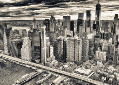 Bulutlu bir günde, New York'ta Manhattan Skyline gökten havadan görünümü.