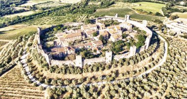 Dairesel duvarlar, havadan görünümü tarafından çevrili Ortaçağ antik kenti.