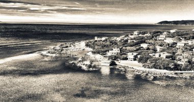 Castiglioncello 'nun panoramik görüntüsü İHA' dan görüldüğü gibi, İtalya.