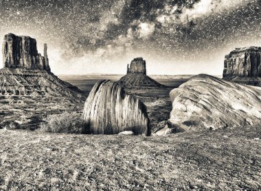 Monument Valley, Arizona üzerinden yıldızlı gece.