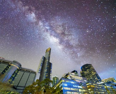 Gece şehir manzaralı Yarra Nehri, Melbourne binaların. Gökyüzündeki yıldızlar.