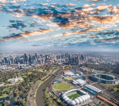 Gün batımında, Melbourne helikopter havadan şehir ve stadyum görünümü.