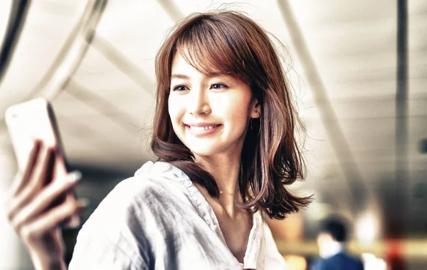 Hermosa Mujer Japonesa Mirando Teléfono Inteligente Dentro Estación Metro — Foto de Stock