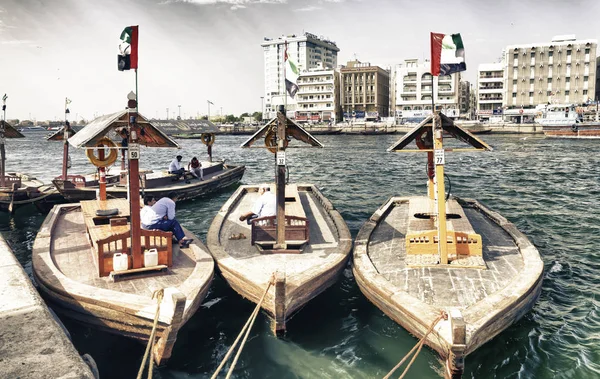 Dubai Birleşik Arap Emirlikleri Ekim 2015 Tekneler Dubai Creek Boyunca — Stok fotoğraf
