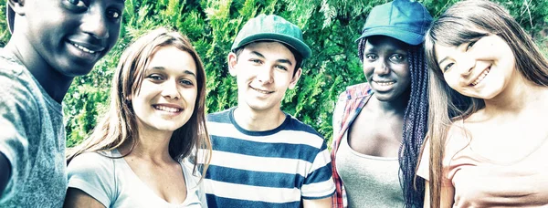 Groupe Amis Multiethniques Amuser Faire Selfie Jour École — Photo