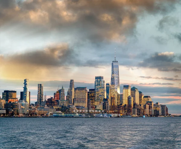 Mrakodrapy Centru Manhattanu Jak Jsou Vidět Výletní Lodi Soumraku — Stock fotografie