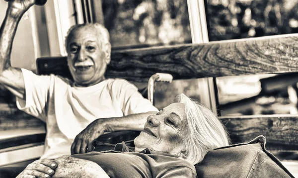在戒毒所锻炼的老年夫妇 — 图库照片