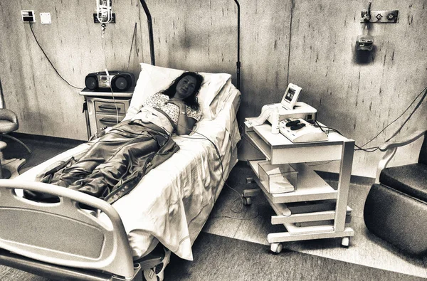 Родовая Комната Окрашена Кроватью Больнице Беременность Концепция Здравоохранения Женщина Делает — стоковое фото