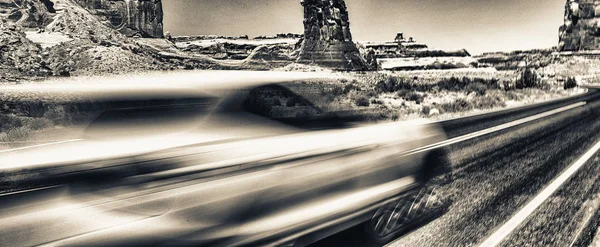 Γρήγορη Μετακίνηση Αυτοκίνητο Μπαίνοντας Εθνικό Πάρκο Arches Της Γιούτα Ηπα — Φωτογραφία Αρχείου