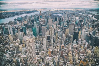 Bulutlu bir günde, New York'ta Manhattan Skyline gökten havadan görünümü.