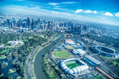 Melbourne - 8 Eylül 2018: Şehir manzarası ve stadyum helikopter havadan görünümü. 15 milyon kişi her yıl Melbourne çekiyor.