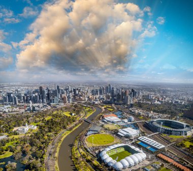 Gün batımında, Melbourne helikopter havadan şehir ve stadyum görünümü.