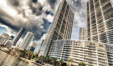 Brickell anahtarından Downtown Miami manzarası ve Binalar yansımalar.